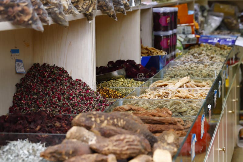 Προϊόντα για την πώληση - σπόροι και ουσίες λουλουδιών - σε μια του χωριού αγορά κοντά στην ιστορική πόλη Lijiang, Yunnan, Κίνα στοκ φωτογραφία Προϊόντα για την πώληση - σπόροι και ουσίες λουλουδιών - σε μια του χωριού αγορά κοντά στην ιστορική πόλη Lijiang, Yunnan, Κίνα στοκ φωτογραφία
