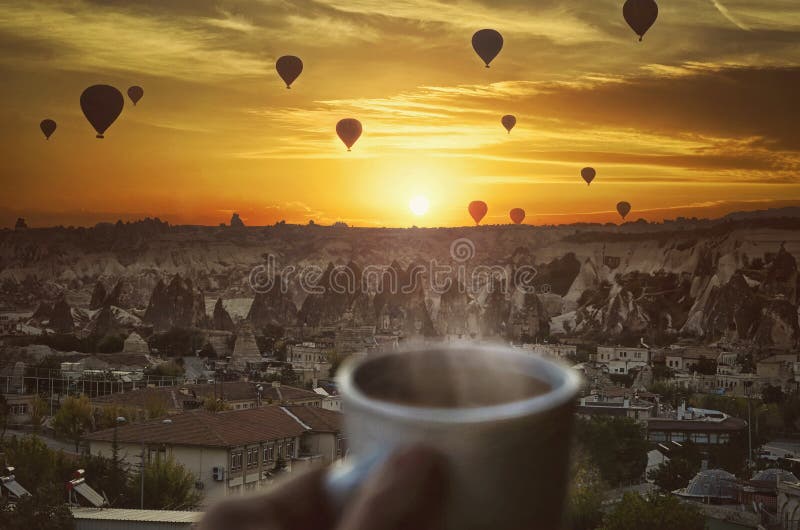 Πρωί coffe, μπαλόνια ζεστού αέρα και καταπληκτική όμορφη ανατολή στοκ εικόνα