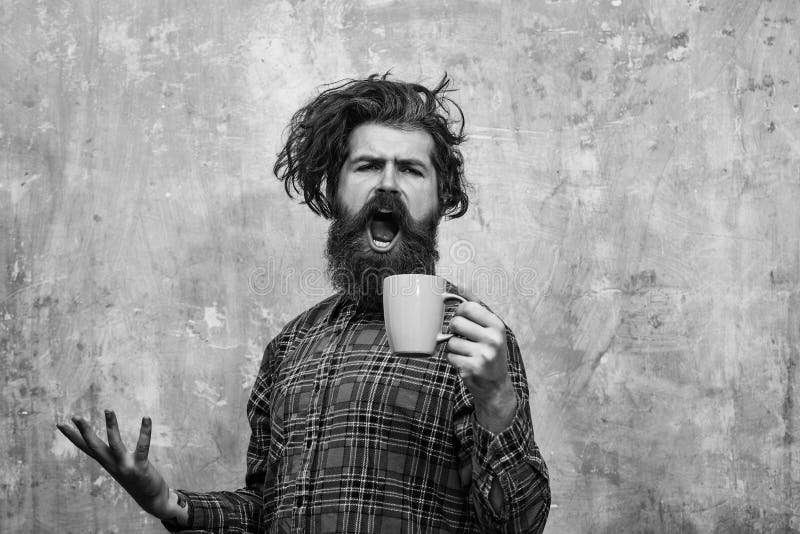 Πρωί Coffe τραγουδώντας γενειοφόρο άτομο που τραβά τη μοντέρνη τρίχα περιθωρίου με το μπλε φλυτζάνι στοκ φωτογραφία Πρωί Coffe τραγουδώντας γενειοφόρο άτομο που τραβά τη μοντέρνη τρίχα περιθωρίου με το μπλε φλυτζάνι στοκ φωτογραφία