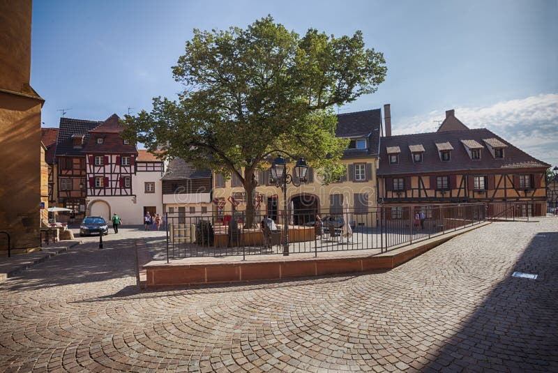 Πρωί στη Colmar, παλαιά μεσαιωνική πόλη στην περιοχή της Αλσατίας στη Γαλλία στοκ εικόνα με δικαίωμα ελεύθερης χρήσης Πρωί στη Colmar, παλαιά μεσαιωνική πόλη στην περιοχή της Αλσατίας στη Γαλλία στοκ εικόνα με δικαίωμα ελεύθερης χρήσης