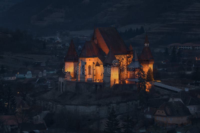 πρωί στην biertan old transylvania μία από τις πιο διάσημες τέσσερις αρχαίες εκκλησίες οχυρωμάτων του romaniablue hourpastelred h στοκ φωτογραφίες