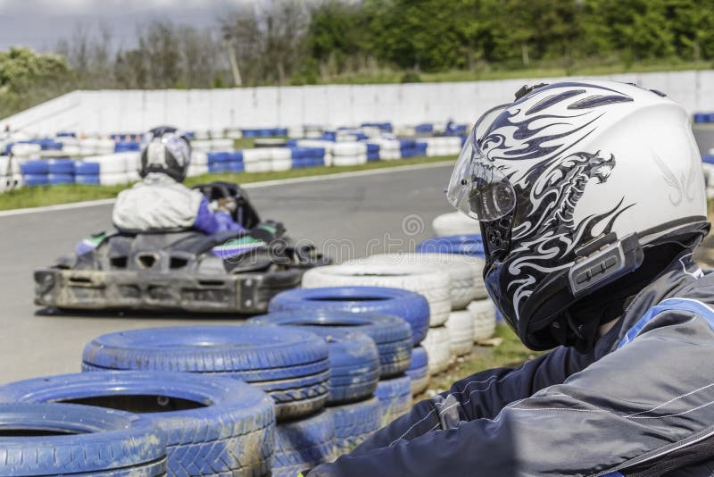 Πρωτάθλημα Karting Ο οδηγός προσέχει για τη φυλή Παιδιά, ενήλικο δρομέων στοκ φωτογραφία Πρωτάθλημα Karting Ο οδηγός προσέχει για τη φυλή Παιδιά, ενήλικο δρομέων στοκ φωτογραφία