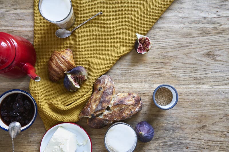 Πρόγευμα με τα croissants, σύκα, ζάχαρη, καφές στο ξύλινο υπόβαθρο, κόκκινο δοχείο τσαγιού, πιάτα κεραμικής, άποψη άνωθεν στοκ εικόνες με δικαίωμα ελεύθερης χρήσης Πρόγευμα με τα croissants, σύκα, ζάχαρη, καφές στο ξύλινο υπόβαθρο, κόκκινο δοχείο τσαγιού, πιάτα κεραμικής, άποψη άνωθεν στοκ εικόνες με δικαίωμα ελεύθερης χρήσης