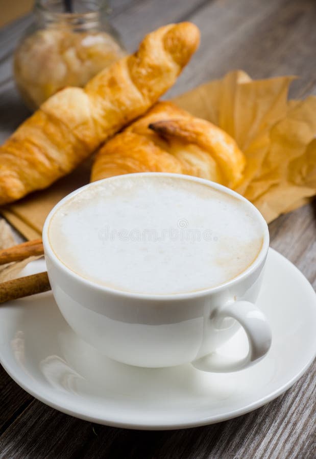 Πρόγευμα με τον καφέ, croissants και ψημένα στη σχάρα αχλάδια με το μέλι στοκ φωτογραφία Πρόγευμα με τον καφέ, croissants και ψημένα στη σχάρα αχλάδια με το μέλι στοκ φωτογραφία
