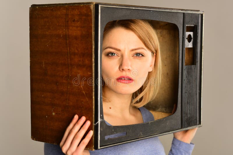 Πρόγραμμα TV η TV λαβής γυναικών και επιλέγει οποιοδήποτε πρόγραμμα πρόγραμμα TV για τον οικογενειακό χρόνο έννοια προγράμματος T στοκ εικόνες Πρόγραμμα TV η TV λαβής γυναικών και επιλέγει οποιοδήποτε πρόγραμμα πρόγραμμα TV για τον οικογενειακό χρόνο έννοια προγράμματος T στοκ εικόνες