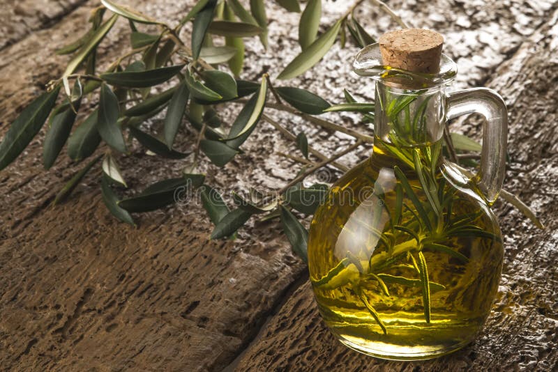 Πρόσθετο ελαιόλαδο που αρωματίζεται με το δεντρολίβανο στοκ εικόνα με δικαίωμα ελεύθερης χρήσης