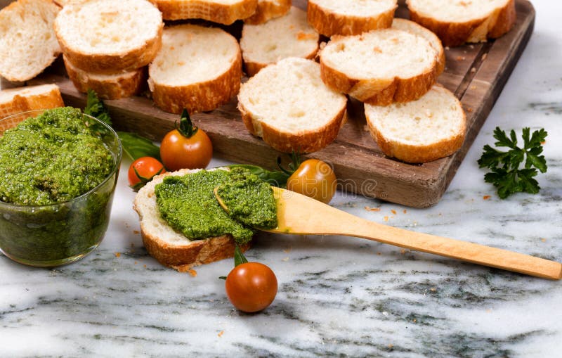 Πρόσφατα γίνοντα pesto και τεμαχισμένο ψωμί στον κεντρικό υπολογιστή στοκ εικόνα Πρόσφατα γίνοντα pesto και τεμαχισμένο ψωμί στον κεντρικό υπολογιστή στοκ εικόνα