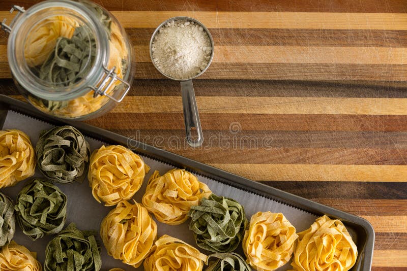 Πρόσφατα γίνοντα ξηρά ζυμαρικά fettuccine με το αλεύρι στοκ φωτογραφίες
