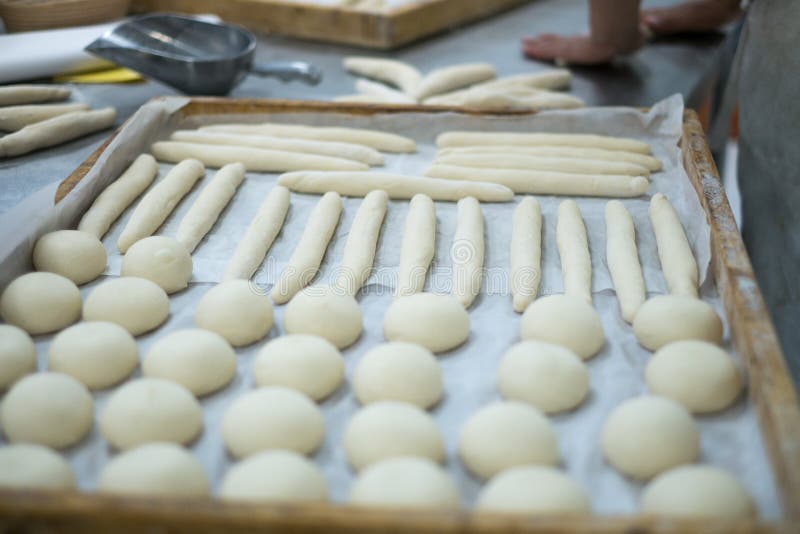 Πρόσφατα γίνοντη ζύμη στον πίνακα προετοιμασιών στοκ φωτογραφία
