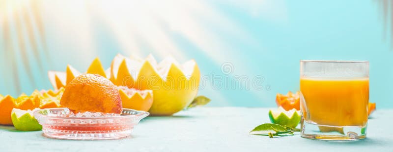 Πρόσφατα συμπιεσμένος μικτός χυμός εσπεριδοειδών στον πίνακα στο ηλιόλουστο υπόβαθρο ημέρας Αναζωογονώντας σπιτικά ποτά προγευμάτ στοκ εικόνες