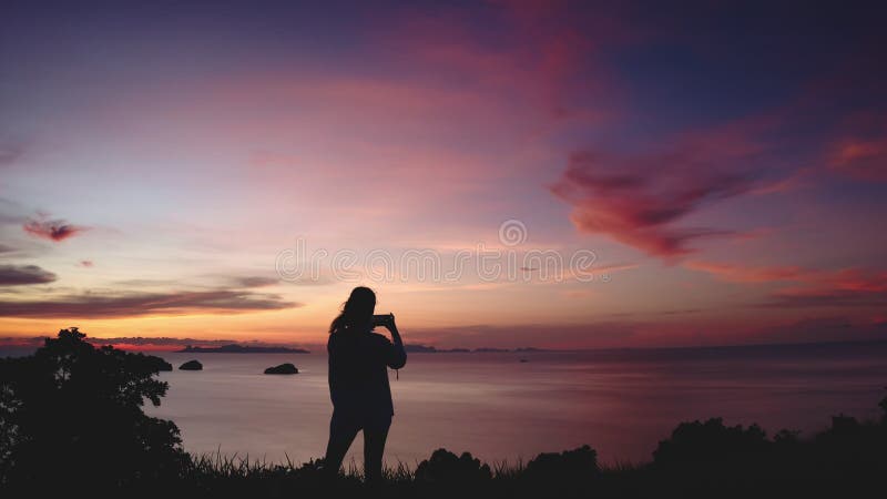 πρόσωπο απολαμβάνει δραματικό όμορφο ηλιοβασίλεμα φιλμ μικρού μήκους