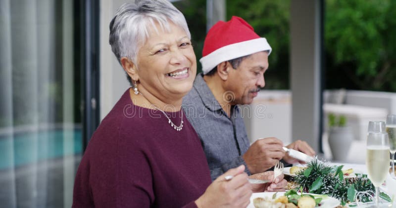 πρόσωπο παππούδες και χριστουγεννιάτικο γεύμα με εορταστική ευτυχία και χαμόγελο με ένα πάρτι. προσωπογραφία