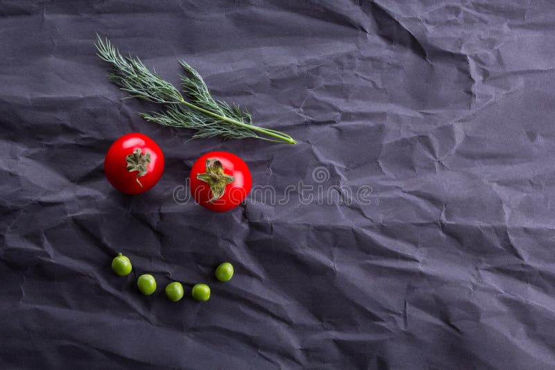 Πρόσωπο χαμόγελου από τα λαχανικά στο μαύρο υπόβαθρο εγγράφου στοκ εικόνες Πρόσωπο χαμόγελου από τα λαχανικά στο μαύρο υπόβαθρο εγγράφου στοκ εικόνες