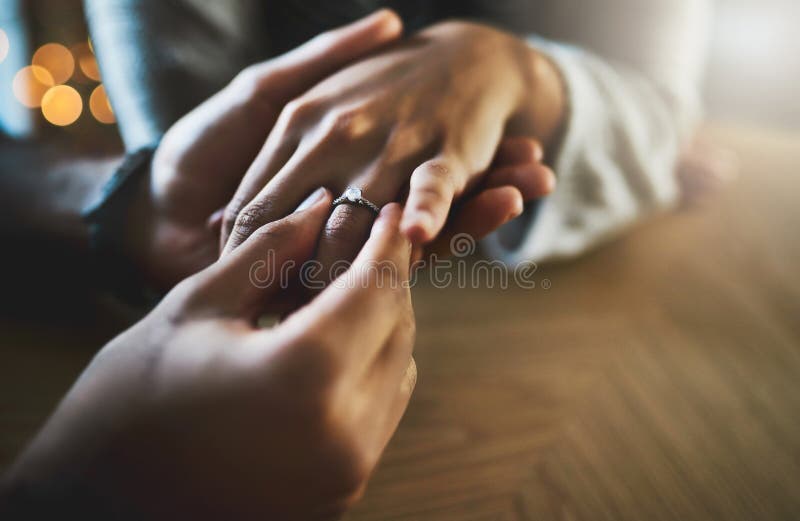 Πρόταση δακτυλίου αρραβώνων και χέρια ζευγαριού στο σπίτι για γάμο δέσμευσης και υπόσχεση. Κοσμήματα κλειστά και άντρας στοκ εικόνες με δικαίωμα ελεύθερης χρήσης
