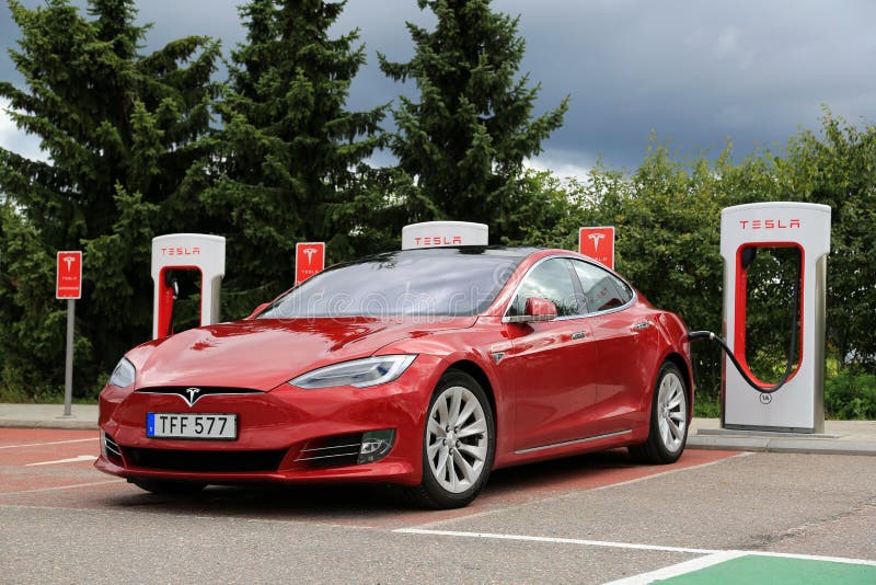 Tesla Model S Ηλεκτρικό Όχημα με Νέα Εμφάνιση στοκ φωτογραφίες