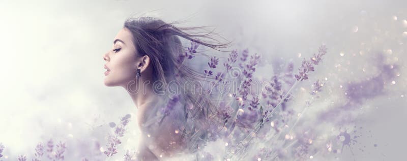 Πρότυπο κορίτσι ομορφιάς με lavender τα λουλούδια Όμορφη νέα γυναίκα brunette με πορτρέτο σχεδιαγράμματος πετάγματος το μακρυμάλλ στοκ εικόνες