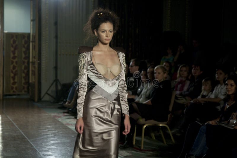 Μοντέλο - κορίτσι στη σκηνή στοκ φωτογραφίες με δικαίωμα ελεύθερης χρήσης