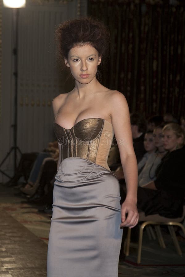 Πρότυπο - κορίτσι στο στάδιο στοκ φωτογραφίες με δικαίωμα ελεύθερης χρήσης