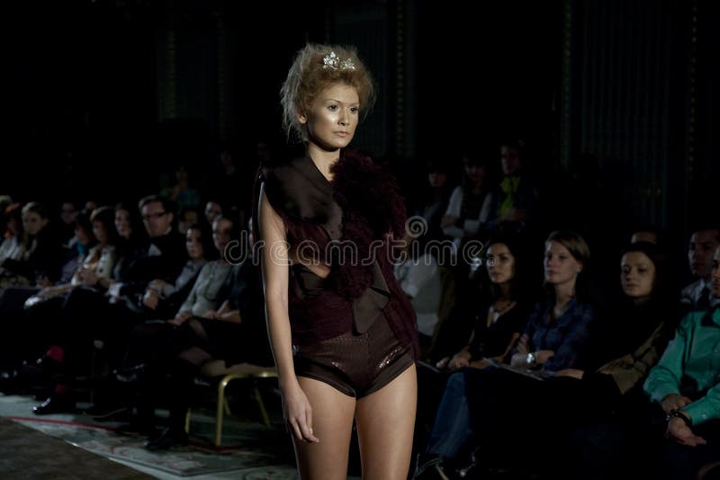 Πρότυπο - κορίτσι στο στάδιο στοκ φωτογραφίες