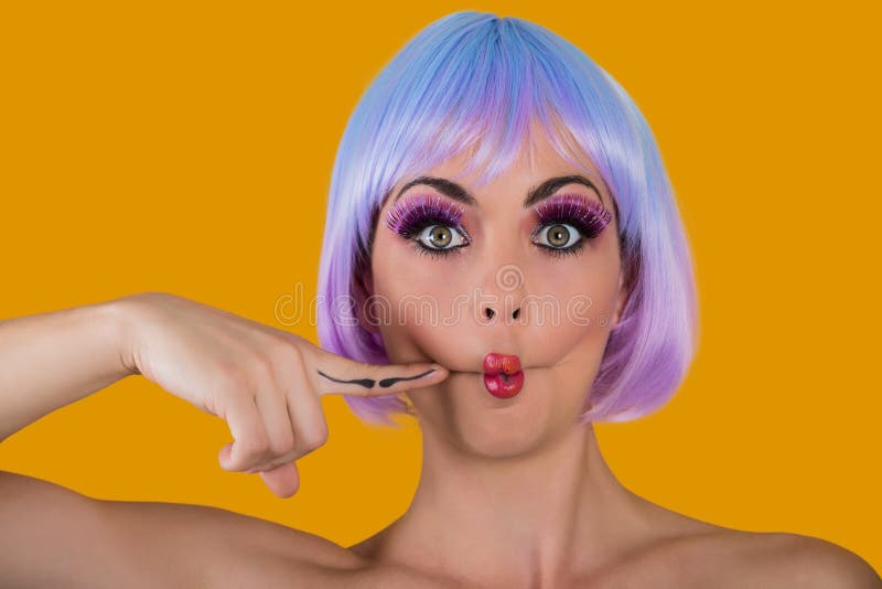 Πρότυπο μορφασμού glam με τα χείλια ψαριών στοκ εικόνες με δικαίωμα ελεύθερης χρήσης Πρότυπο μορφασμού glam με τα χείλια ψαριών στοκ εικόνες με δικαίωμα ελεύθερης χρήσης