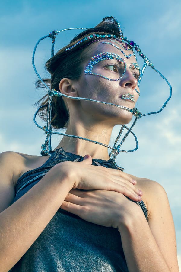 Πρότυπο μόδας με το φουτουριστικές hairstyle και τη σύνθεση στοκ εικόνες