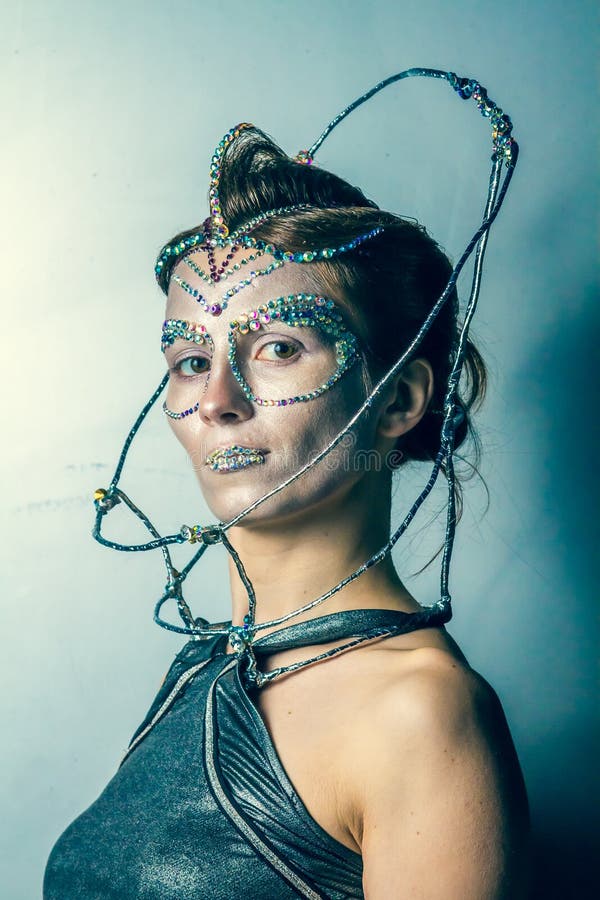 Πρότυπο μόδας με το φουτουριστικές hairstyle και τη σύνθεση στοκ φωτογραφίες με δικαίωμα ελεύθερης χρήσης