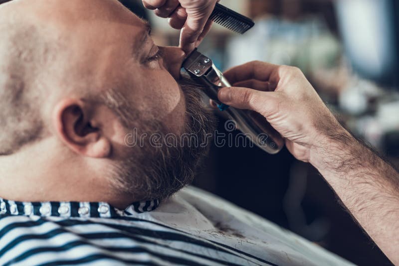 Πρότυπο που χρησιμοποιεί ειδικό όργανο για την αποκοπή του μουστακιού του πελάτη στοκ εικόνα με δικαίωμα ελεύθερης χρήσης