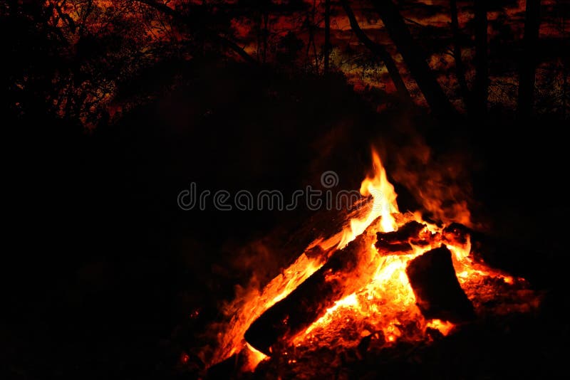 Πρώτο πλάνο πυρών προσκόπων κάτω από έναν κόκκινο νυχτερινό ουρανό στοκ εικόνα Πρώτο πλάνο πυρών προσκόπων κάτω από έναν κόκκινο νυχτερινό ουρανό στοκ εικόνα
