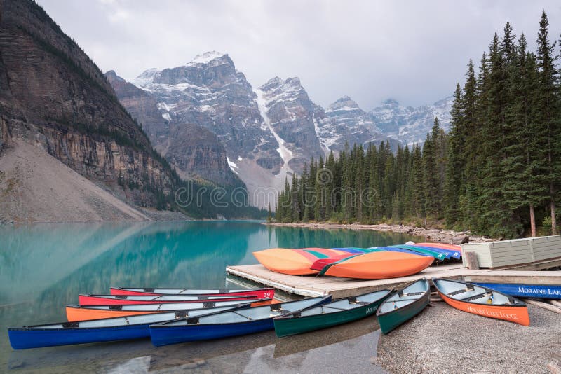 πρώτο χιόνι πρωί στο εθνικό πάρκο banff alberta καναδάς χιόνι κάλυψε το χειμερινό τοπίο σε χειμωνιάτικη ατμόσφαιρα. όμορφη φύση στοκ εικόνα με δικαίωμα ελεύθερης χρήσης