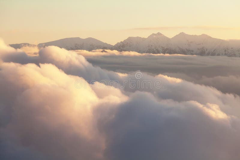 πρώτο χιόνι πρωί στο εθνικό πάρκο banff alberta καναδάς χιόνι κάλυψε το χειμερινό τοπίο σε χειμωνιάτικη ατμόσφαιρα. όμορφη φύση στοκ φωτογραφία