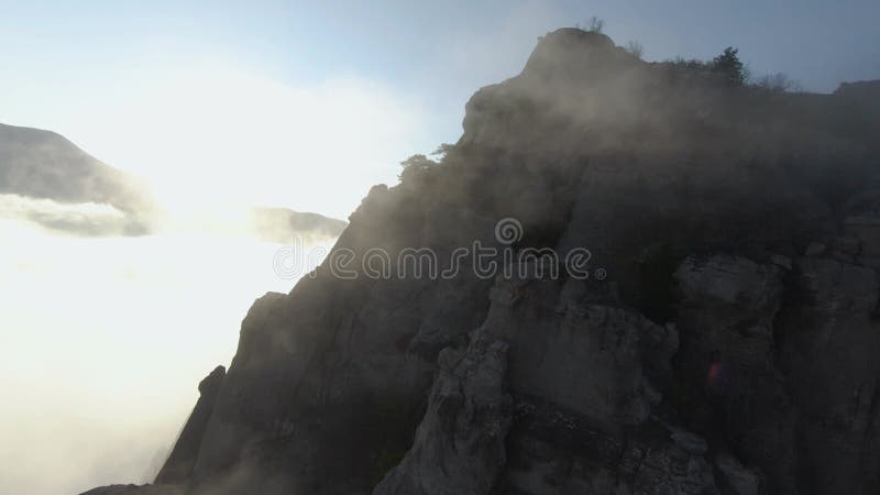 πτήση από βραχώδη βουνά με χαμηλά σύννεφα. σφαίρα. ακραία πτήση σε drone κοντά σε βραχώδεις πλαγιές βουνών με χαμηλωμένα