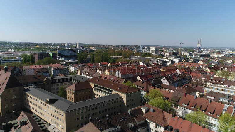 πτήση πάνω από το όμορφο rustic city weinsberg στην περιοχή heilbronn στη γερμανία. τα παλαιά κτίρια συνδυάζονται με τα σύγχρονα