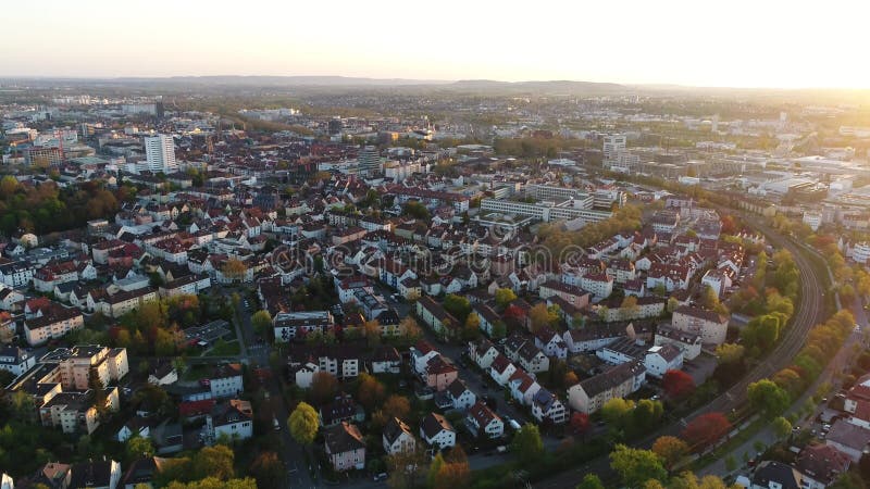 πτήση πάνω από το όμορφο rustic city weinsberg στην περιφέρεια heilbronn στη γερμανία το ηλιοβασίλεμα. συνδυασμός παλαιών κτιρίων