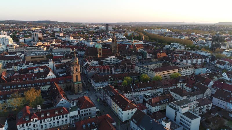 πτήση πάνω από το όμορφο rustic city weinsberg στην περιφέρεια heilbronn στη γερμανία το ηλιοβασίλεμα. συνδυασμός παλαιών κτιρίων