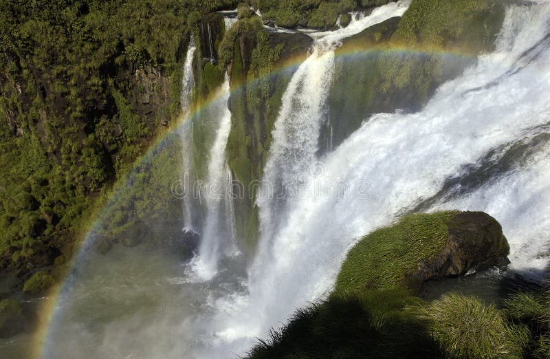 Πτώσεις Iguazu - αργεντινά σύνορα της Βραζιλίας & στοκ φωτογραφία με δικαίωμα ελεύθερης χρήσης Πτώσεις Iguazu - αργεντινά σύνορα της Βραζιλίας & στοκ φωτογραφία με δικαίωμα ελεύθερης χρήσης