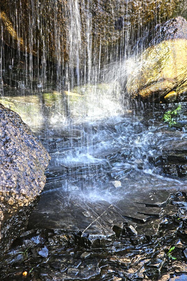 Πτώσεις στο grotto πετρών στοκ φωτογραφία με δικαίωμα ελεύθερης χρήσης Πτώσεις στο grotto πετρών στοκ φωτογραφία με δικαίωμα ελεύθερης χρήσης