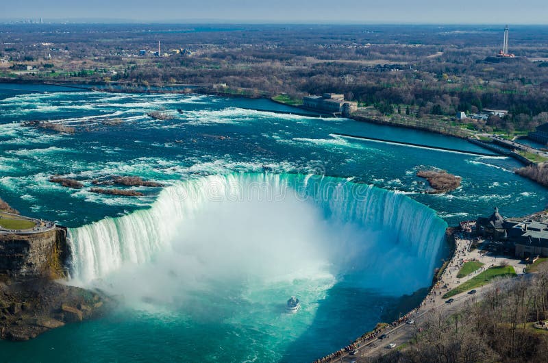 Πτώσεις του Οντάριο Καναδάς πτώσεων Niagara με το κορίτσι της υδρονέφωσης στοκ εικόνες με δικαίωμα ελεύθερης χρήσης