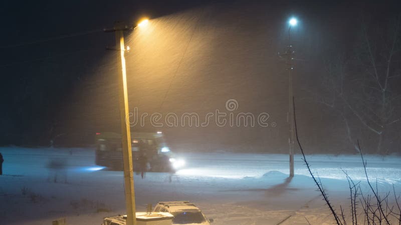 Πτώσεις χιονιού στην οδό στα πλαίσια ενός Lamppost τη νύχτα Χρονικό σφάλμα
