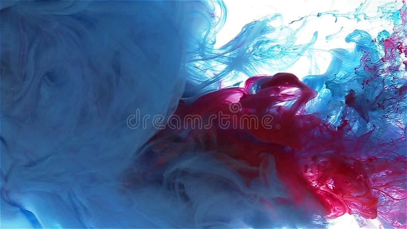 Πτώση μελανιού χρώματος στο νερό μπλε, κυανό, κόκκινο χρώμα που διαδίδεται
