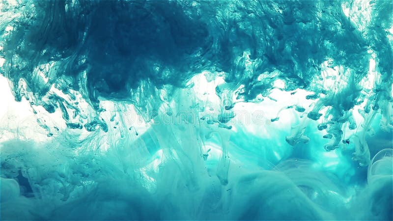 Πτώση μελανιού χρώματος στο νερό μπλε, κυανό χρώμα που διαδίδεται