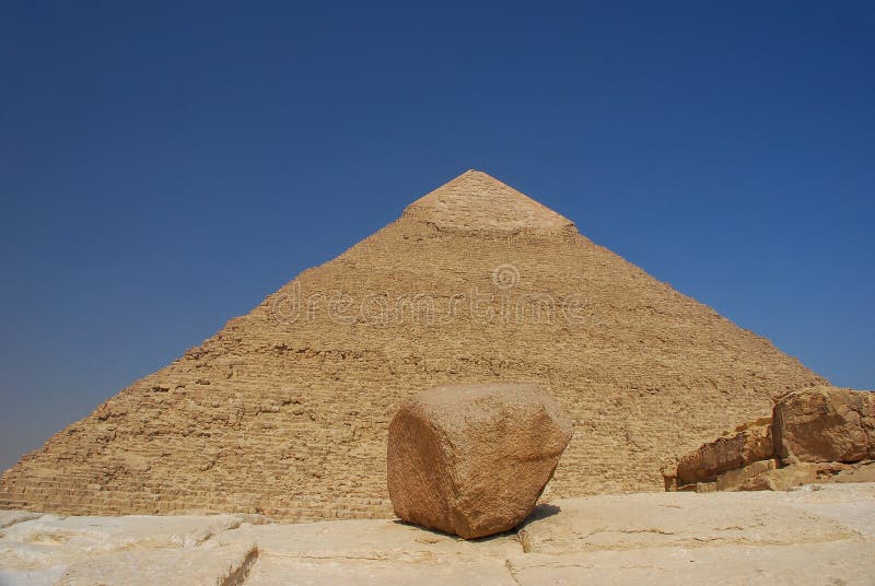 Πυραμίδα με τον ουρανό και την πέτρα
