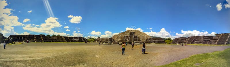 Πυραμίδα φεγγαριών σε Teotihuacan, Μεξικό πανόραμα στοκ φωτογραφία με δικαίωμα ελεύθερης χρήσης Πυραμίδα φεγγαριών σε Teotihuacan, Μεξικό πανόραμα στοκ φωτογραφία με δικαίωμα ελεύθερης χρήσης