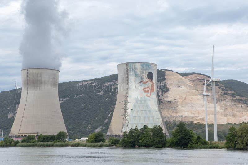 Πυρηνικός σταθμός και ανεμοστρόβιλοι στο Ροδανό στοκ εικόνα με δικαίωμα ελεύθερης χρήσης Πυρηνικός σταθμός και ανεμοστρόβιλοι στο Ροδανό στοκ εικόνα με δικαίωμα ελεύθερης χρήσης