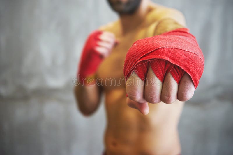 Πυροβολισμός των τυλιγμένων χεριών με την κόκκινη εγκιβωτίζοντας ταινία της νέας πάλης μπόξερ στοκ φωτογραφία Πυροβολισμός των τυλιγμένων χεριών με την κόκκινη εγκιβωτίζοντας ταινία της νέας πάλης μπόξερ στοκ φωτογραφία