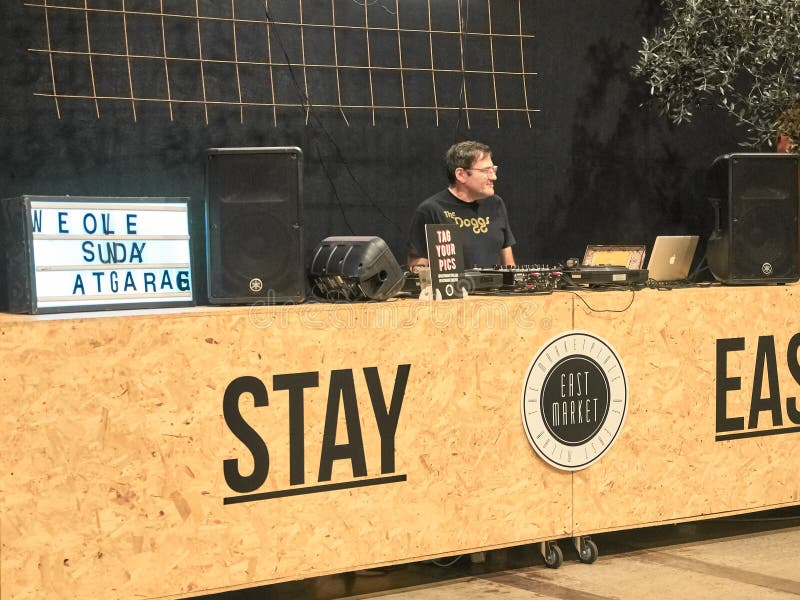 Πυροβοληθείς του DJ που παίζει την εκλεκτής ποιότητας μουσική στην ανατολική αγορά στοκ φωτογραφίες με δικαίωμα ελεύθερης χρήσης Πυροβοληθείς του DJ που παίζει την εκλεκτής ποιότητας μουσική στην ανατολική αγορά στοκ φωτογραφίες με δικαίωμα ελεύθερης χρήσης