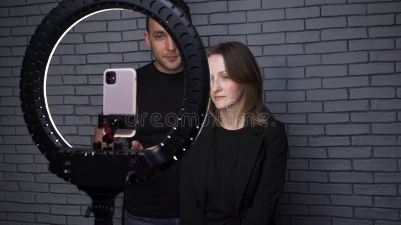 πυροβολισμός ζευγάρι blogger με δακτυλίδι στο φόντο του τοίχου από τούβλα φιλμ μικρού μήκους