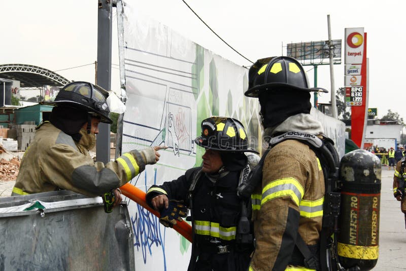 Πυροσβέστες στη δράση ενάντια στην πυρκαγιά στοκ φωτογραφία Πυροσβέστες στη δράση ενάντια στην πυρκαγιά στοκ φωτογραφία