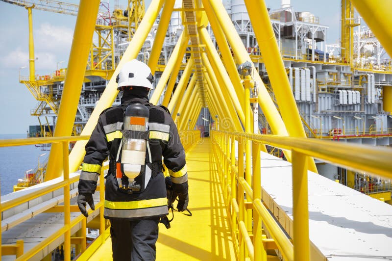 Πυροσβέστης στο πετρέλαιο και βιομηχανία φυσικού αερίου, επιτυχής πυροσβέστης στην εργασία στοκ φωτογραφίες Πυροσβέστης στο πετρέλαιο και βιομηχανία φυσικού αερίου, επιτυχής πυροσβέστης στην εργασία στοκ φωτογραφίες