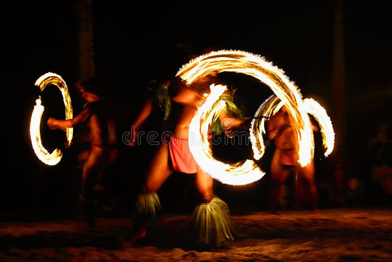 Πυροσβεστικοί χορευτές στο Hawaii luau show στοκ φωτογραφία Πυροσβεστικοί χορευτές στο Hawaii luau show στοκ φωτογραφία