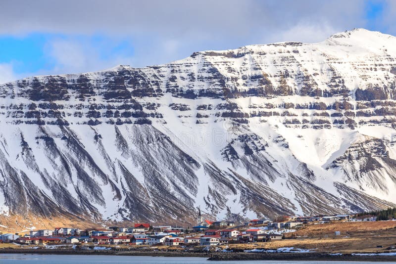 Πόλη Grundarfjordur κοντά στο βουνό Kirkjufell στοκ εικόνες Πόλη Grundarfjordur κοντά στο βουνό Kirkjufell στοκ εικόνες
